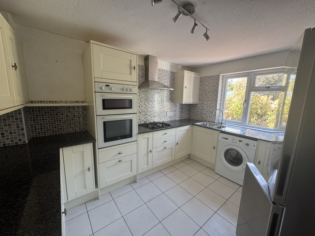 Lot: 191 - DETACHED FOUR-BEDROOM HOUSE IN POPULAR LOCATION - Kitchen